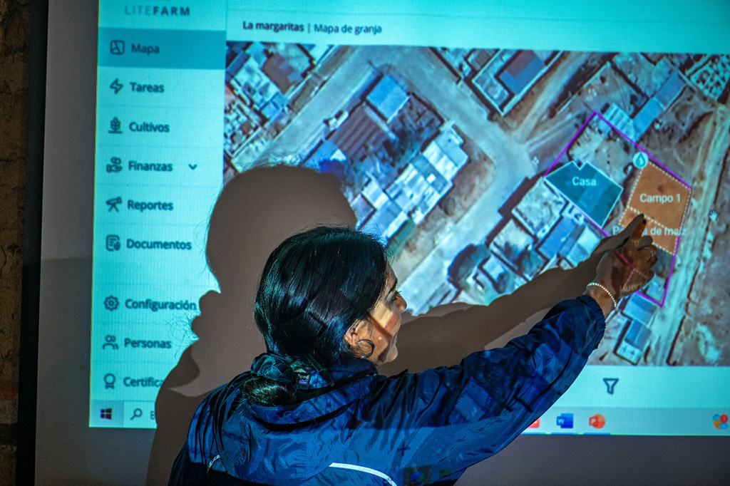 Técnica de campo da Asociación Vivamos Mejor apresetando o LiteFarm