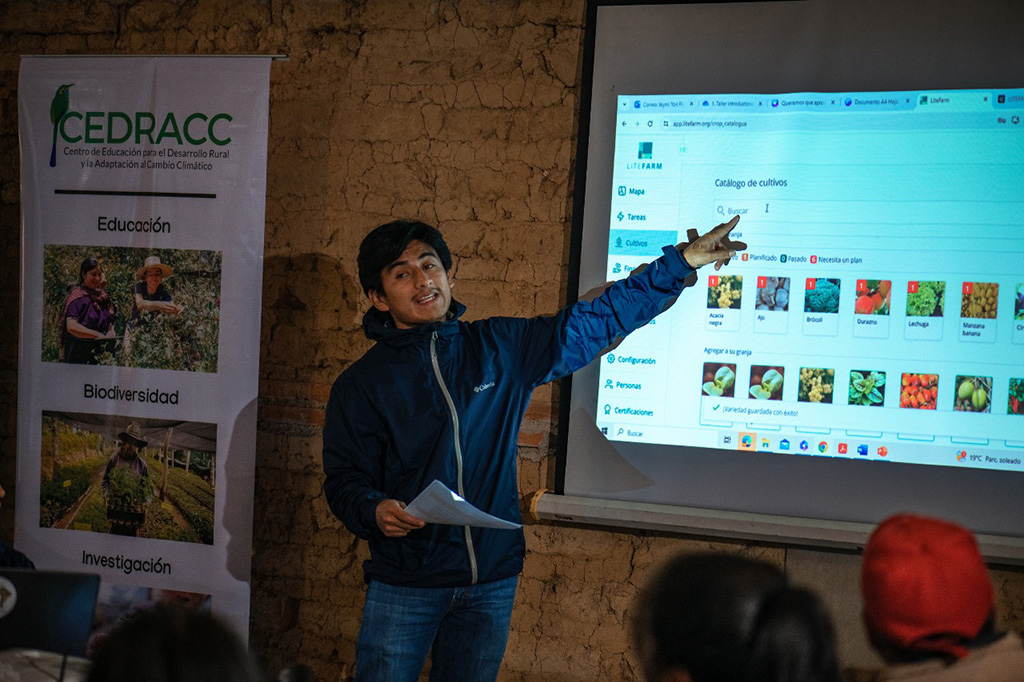 Técnico de campo da Asociación Vivamos Mejor apresetando o LiteFarm