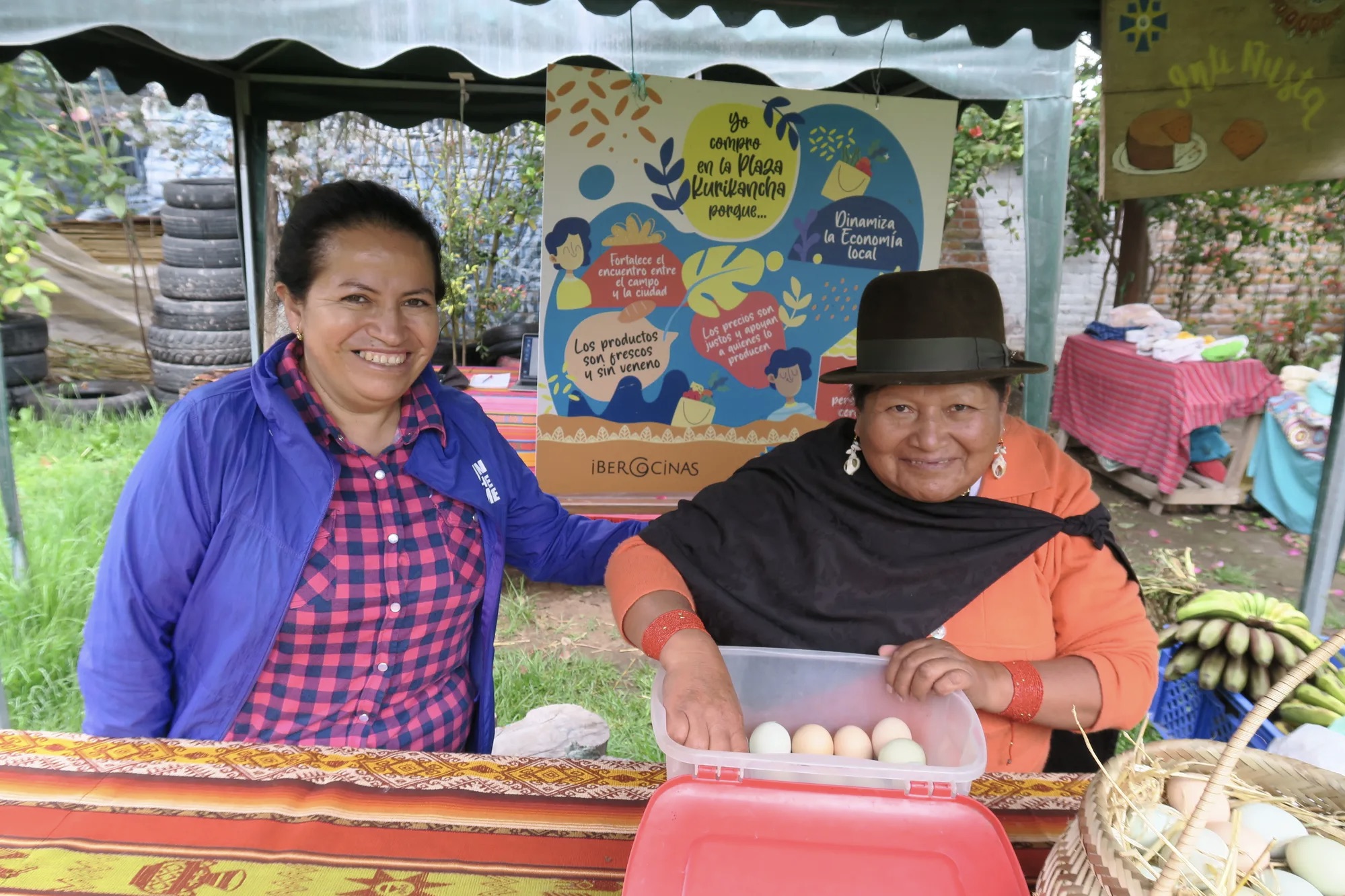 Um padeiro, artesão e produtor de ovos conversando com um consumidor e amigo.