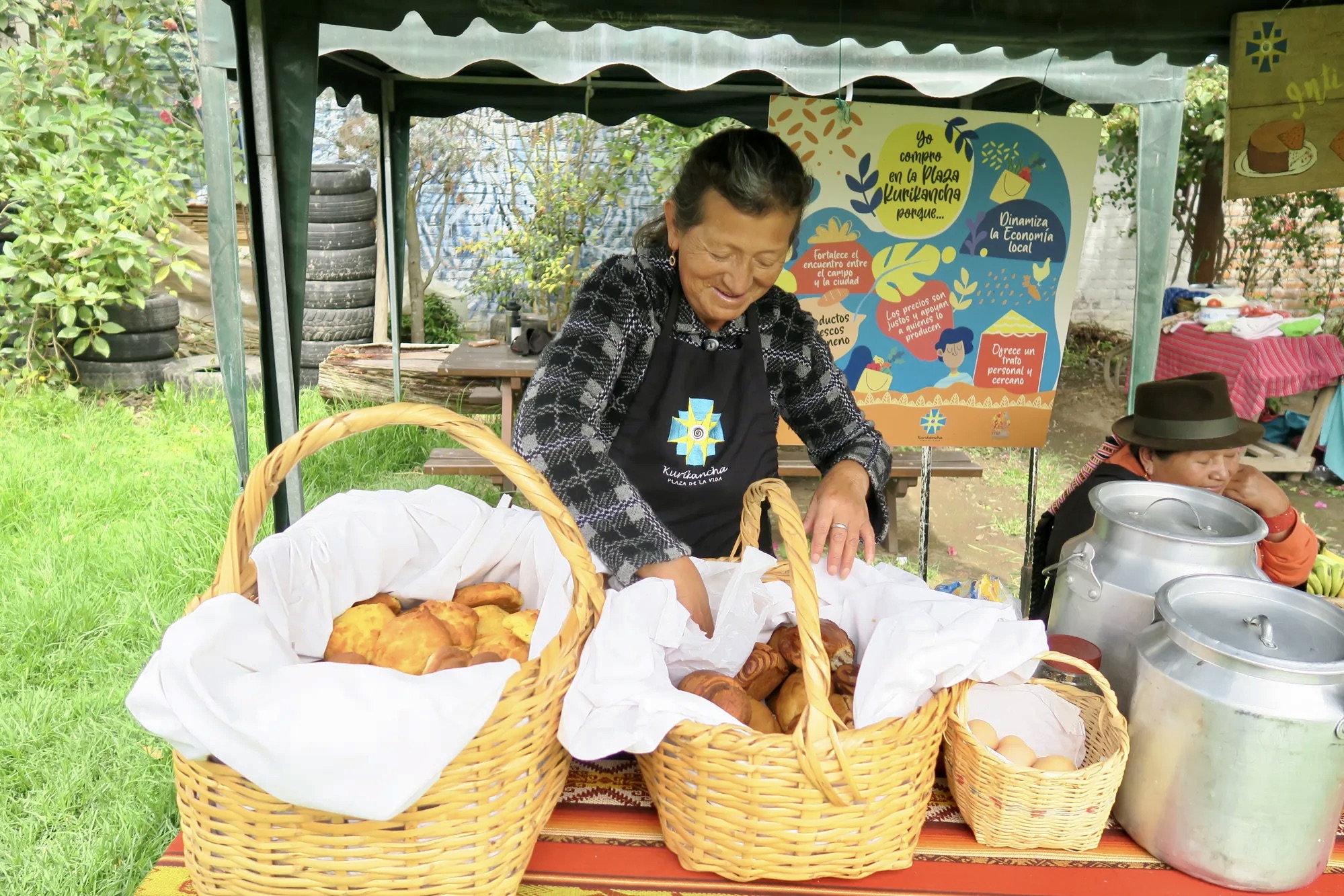Esta produtora de milho e padeira vende individualmente em Kurikancha e através de um coletivo de marketing de bairro formado por mulheres que se revezam vendendo os produtos umas das outras em diferentes mercados da região.