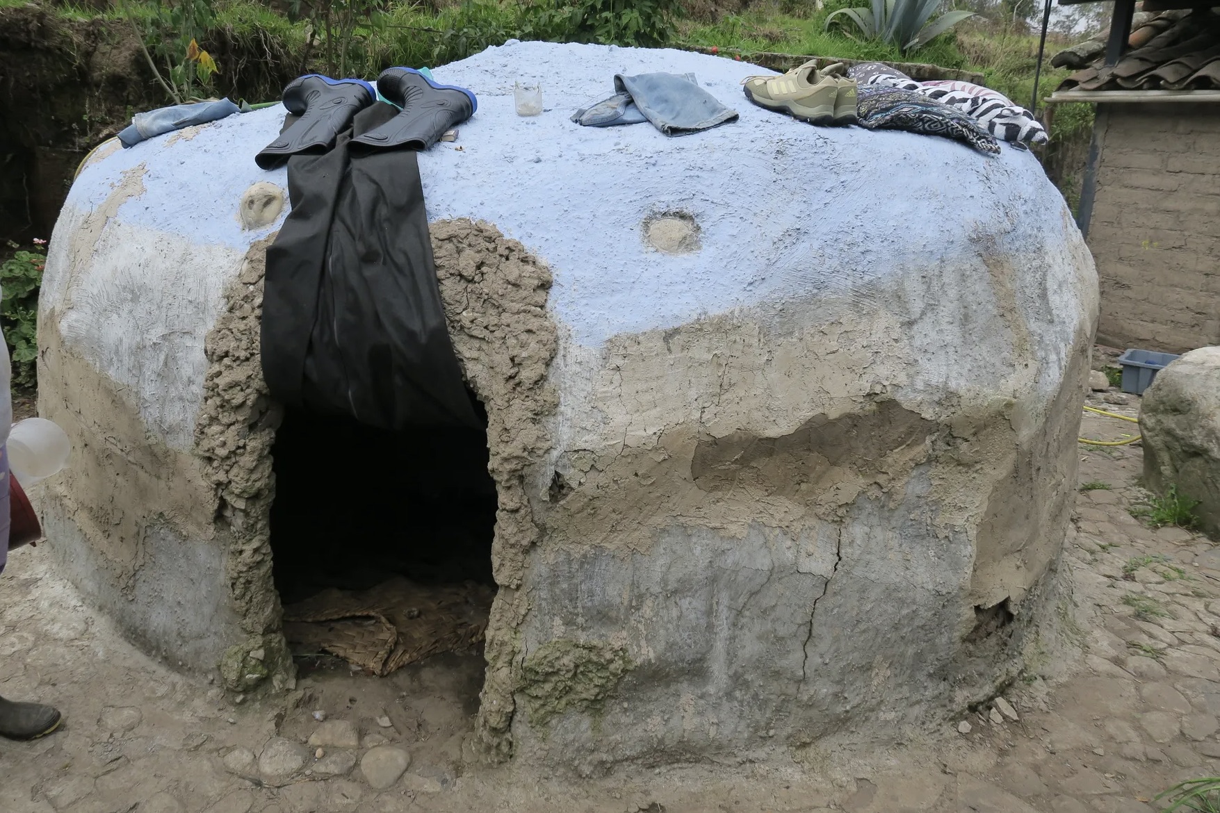 Este praticante de medicina tradicional investiu na construção de um temescal no local para realizar rituais de purificação.
