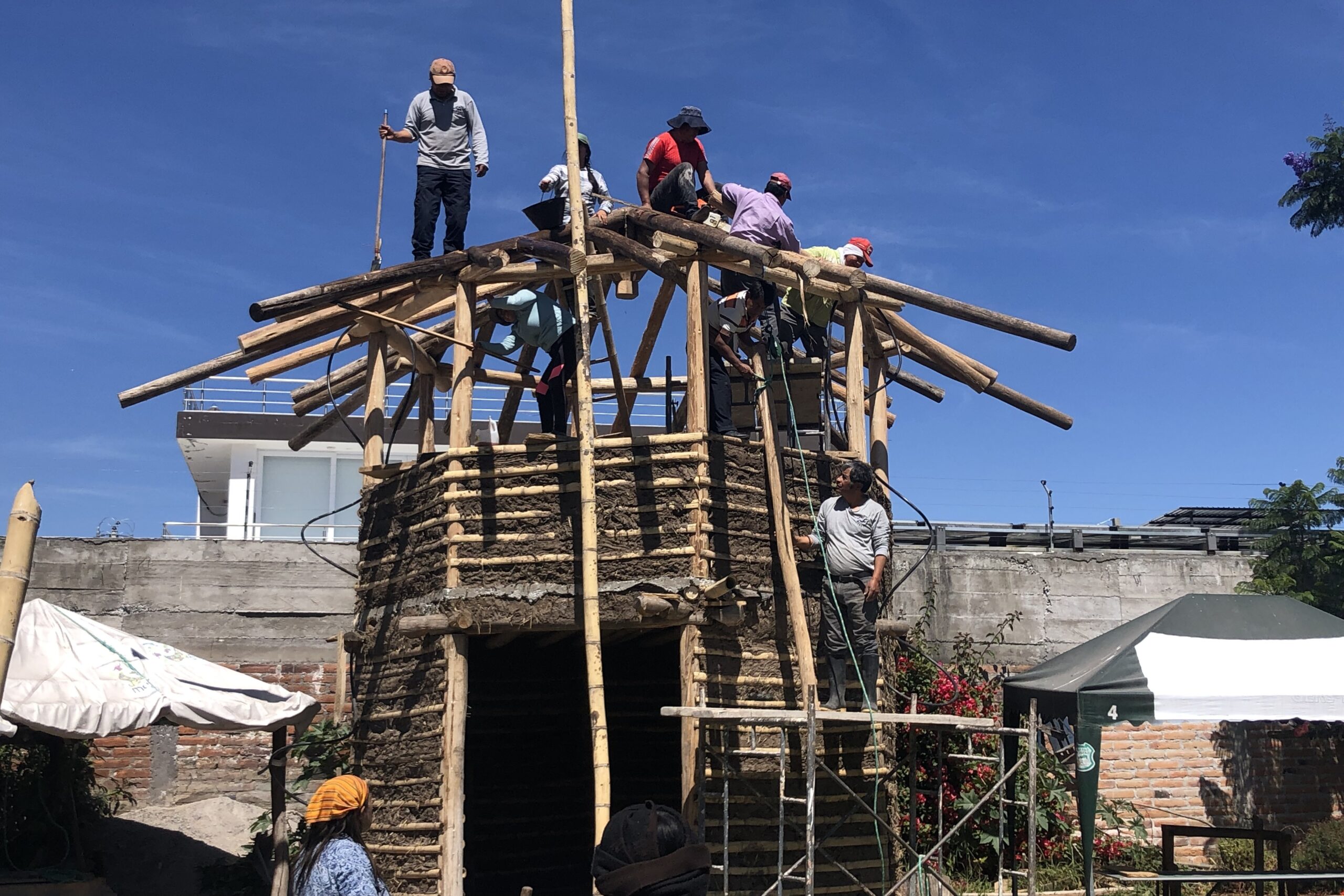 "Minga" (Kichwa): grupo de trabalho comunitário, muitas vezes para grandes projetos de construção (casas, irrigação, politúneis, etc.). Um meio de coletivizar o trabalho para benefício individual e de grupo. Esta casa e biblioteca para guardar sementes na Praça de Kurikancha foi construída através de uma série de mingas.
