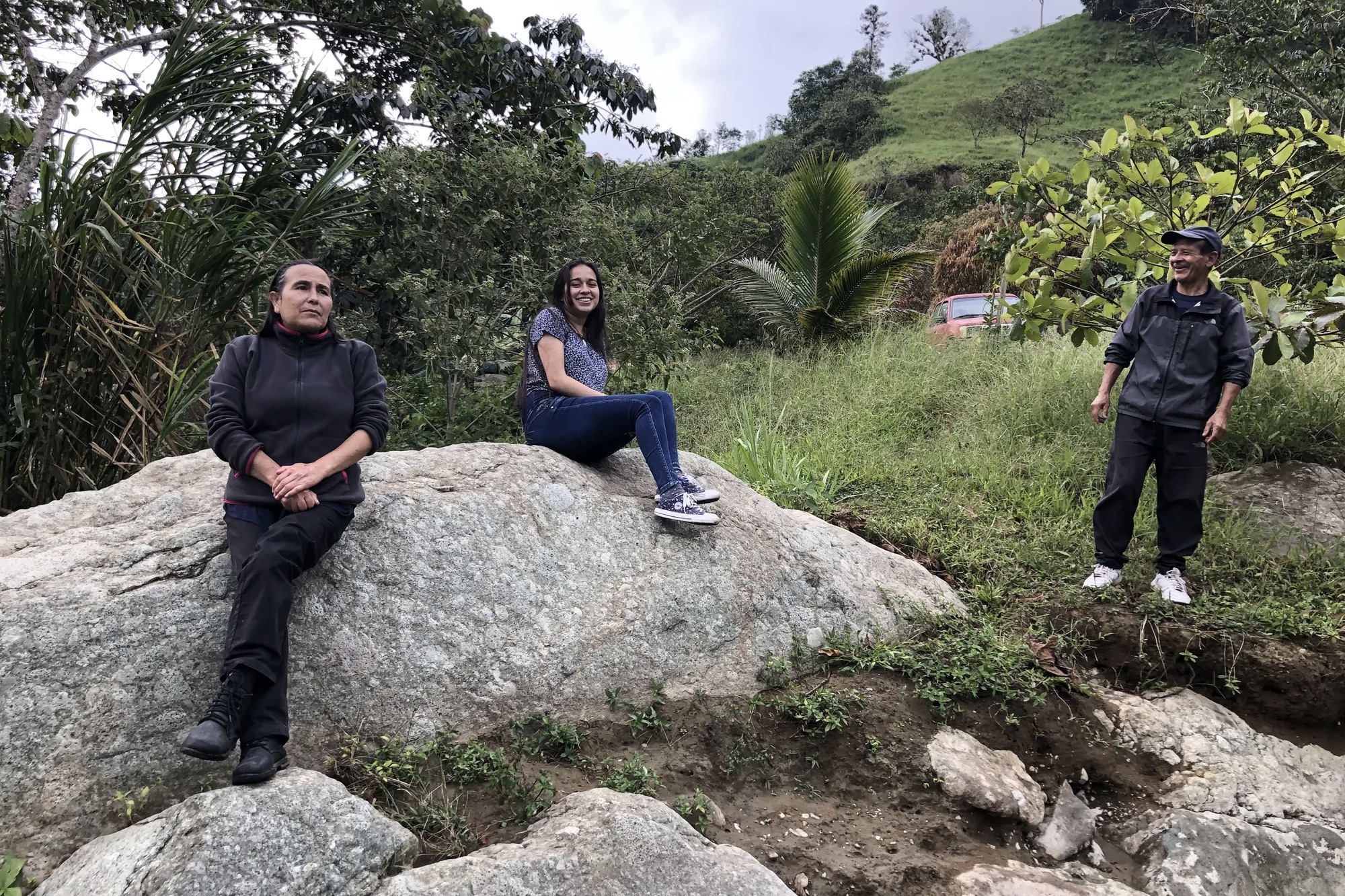 Uma família de produtores de hortaliças faz uma viagem espontânea durante o dia, nadando no rio e coletando lanches pelo caminho. Dias de descanso e diversão são um aspecto importante do bem-estar holístico.