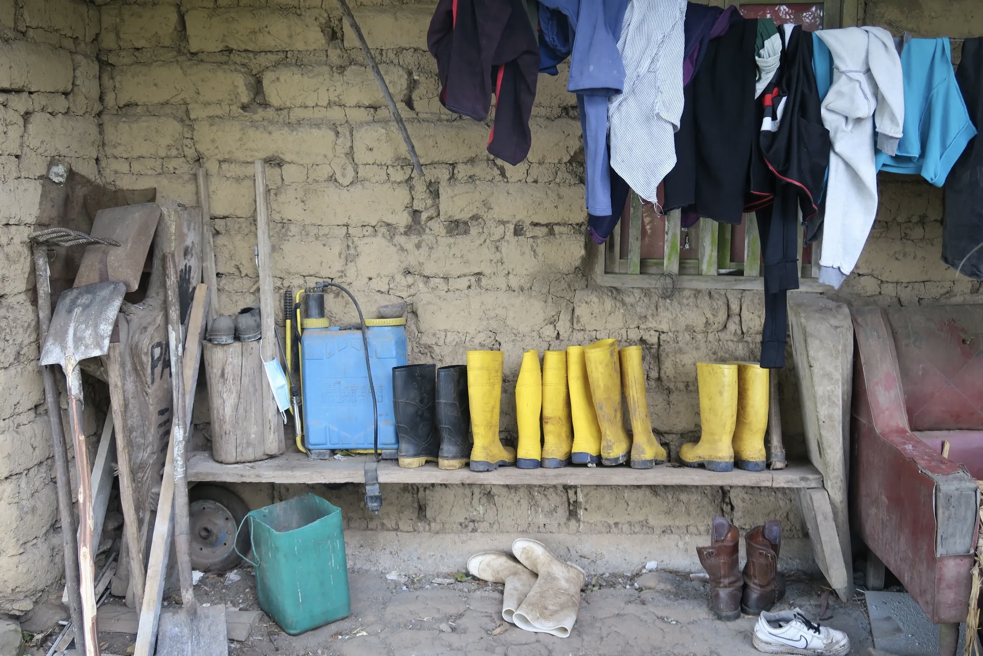 Os agricultores dependem de ferramentas, calçados e roupas adequadas para as tarefas diárias.