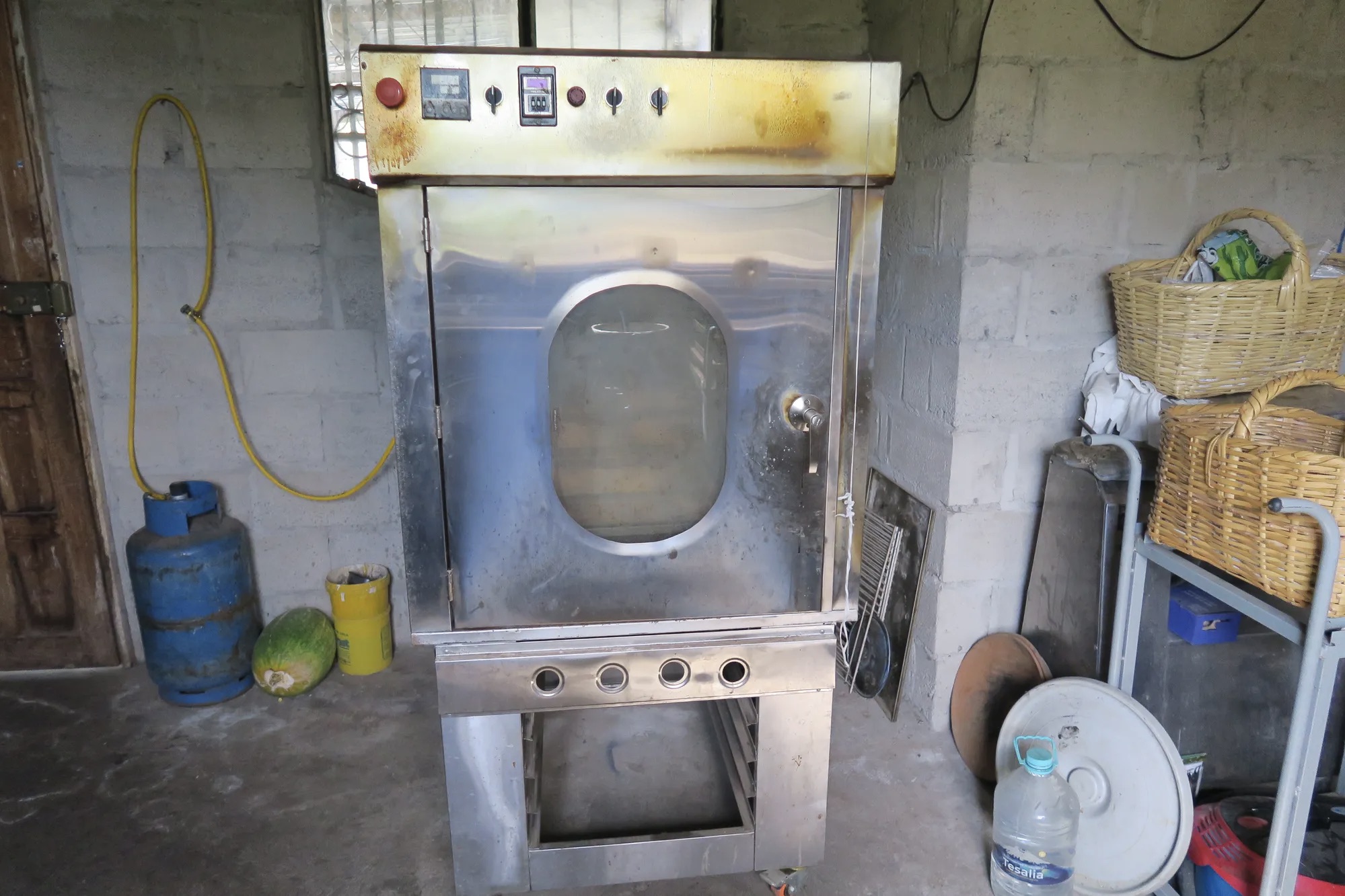 Este produtor de grãos e padeiro depende de um forno industrial, prateleiras e assadeiras para produzir e processar em grande escala.
