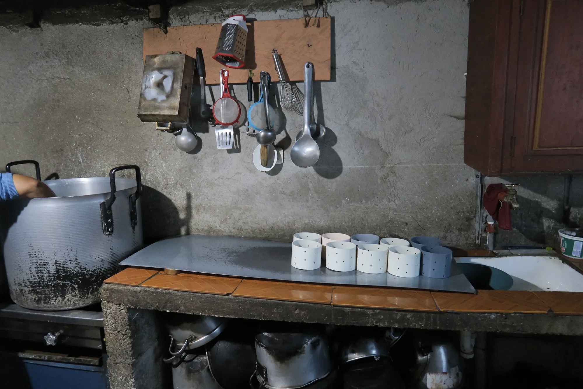 Esta produtora, uma queijeira, depende de equipamentos especializados para a fabricação de queijo para administrar seu negócio.