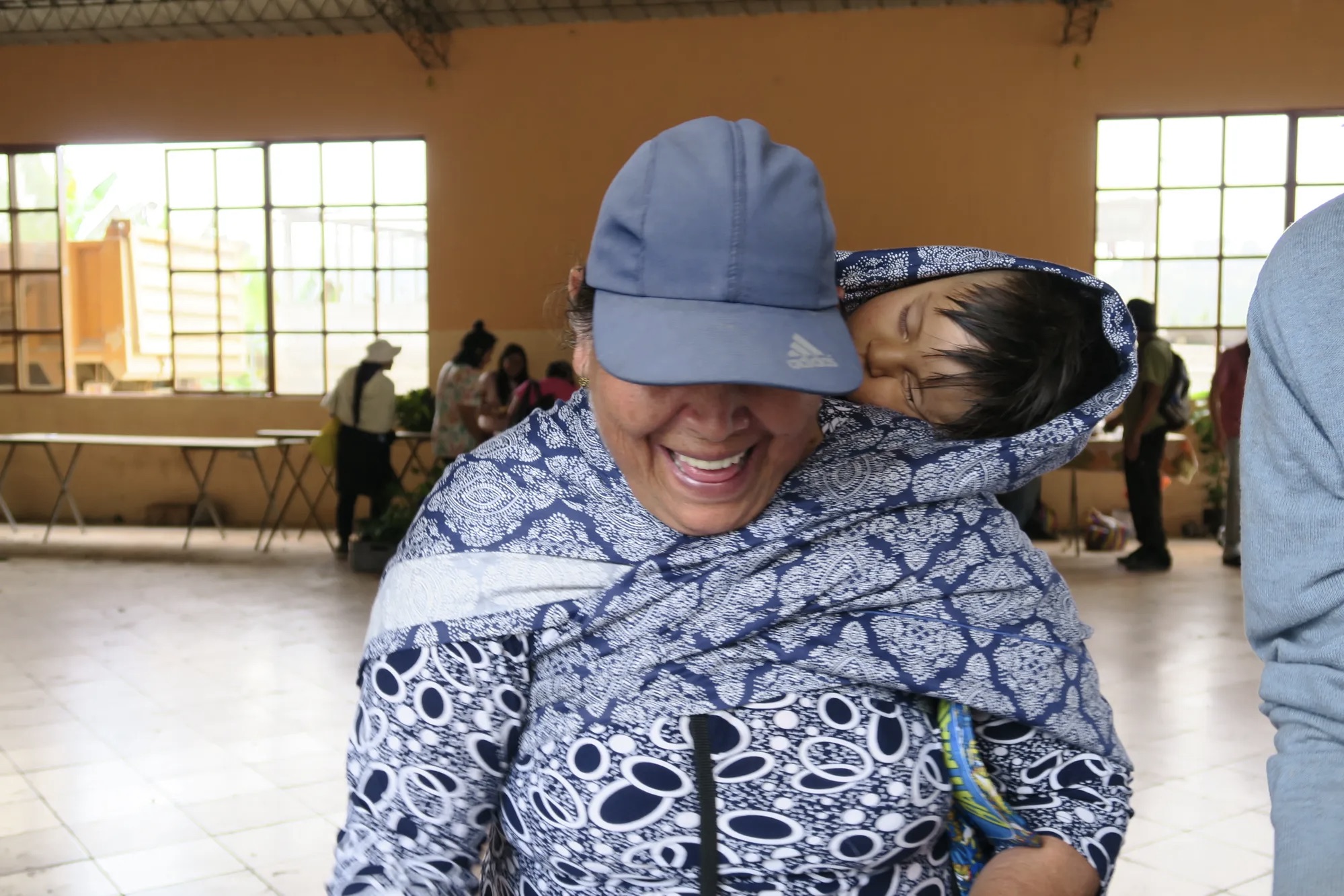 As crianças passeiam e brincam pelas fazendas, nos mercados e em eventos culturais com a Kurikancha, fortalecendo os laços entre as famílias, aliviando o fardo dos cuidados infantis e permitindo que as crianças se conectem com a terra e com uma gama diversificada de outras crianças e adultos.