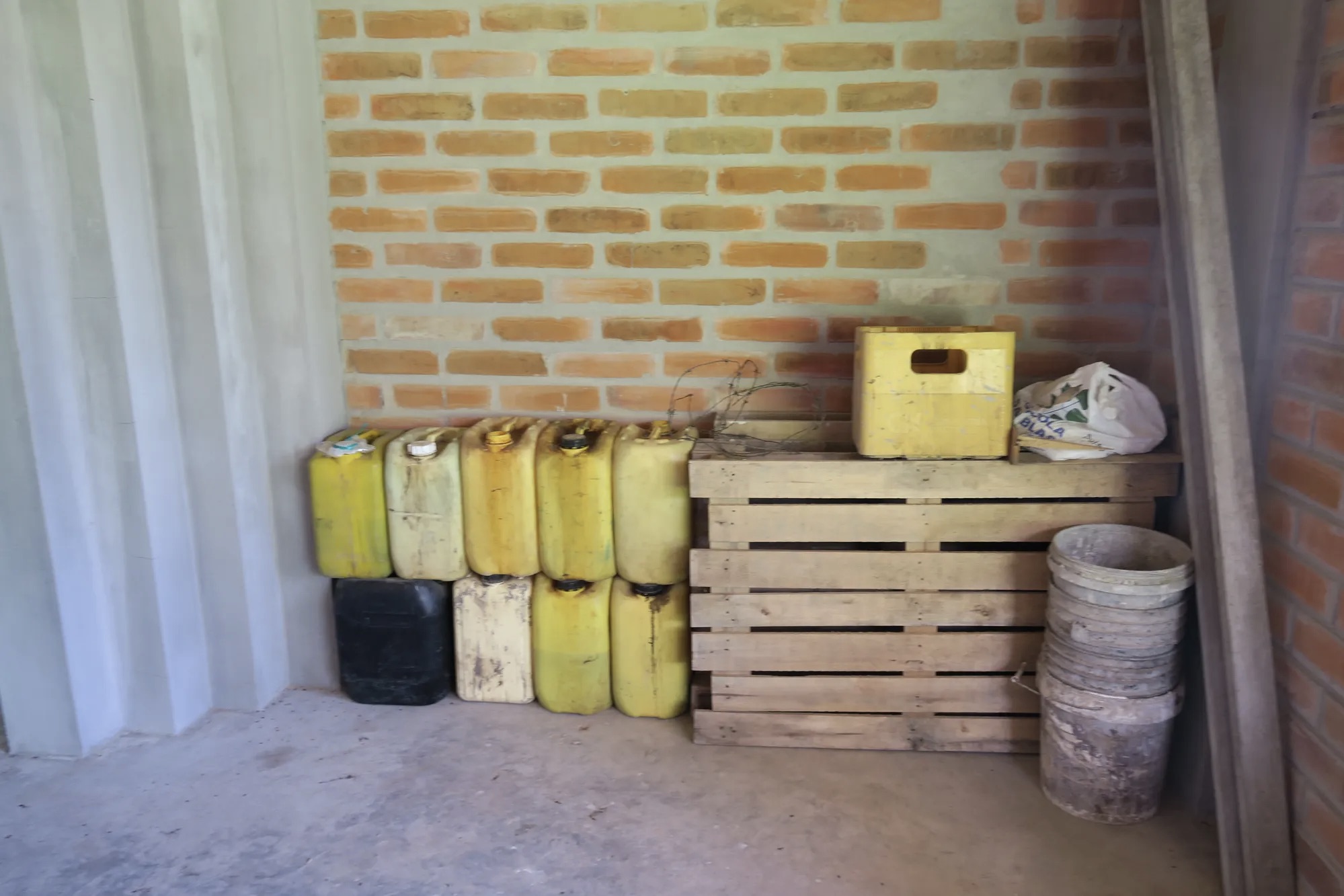 Embora muitos produtores agroecológicos criem seus próprios insumos, alguns usam fertilizantes orgânicos, que custam dinheiro e muitas vezes exigem ferramentas para uso.
