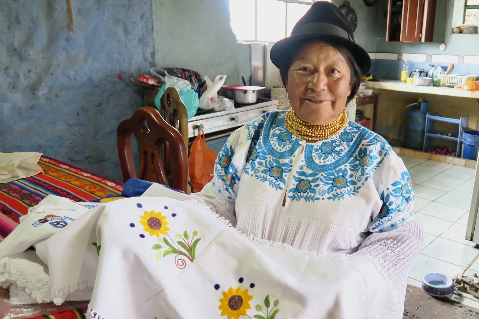 Esta produtora agroecológica é uma bordadeira talentosa, conhecida por seus bordados tradicionais, que vende na feira de produtores de Kurikancha. Através do trabalho têxtil, Dona Blanca compartilha as cores, texturas, formas e memórias da cultura Kichwa Karanki.