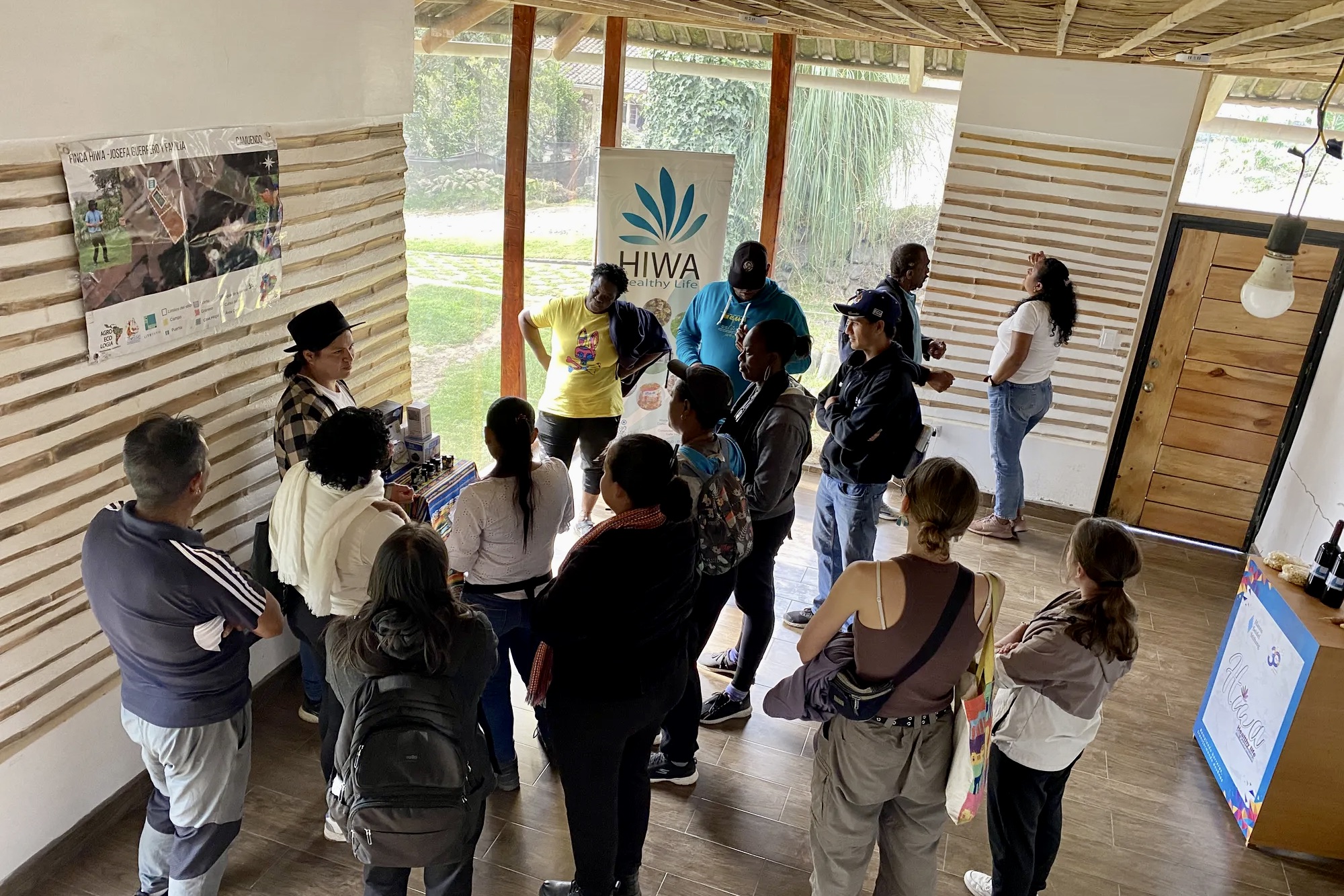 Seguindo os passos da mãe, os filhos da parteira Dona Josefa construíram um laboratório de processamento em sua casa para criar uma linha de produtos de medicina tradicional chamada Hiwa, com foco na educação em saúde.
