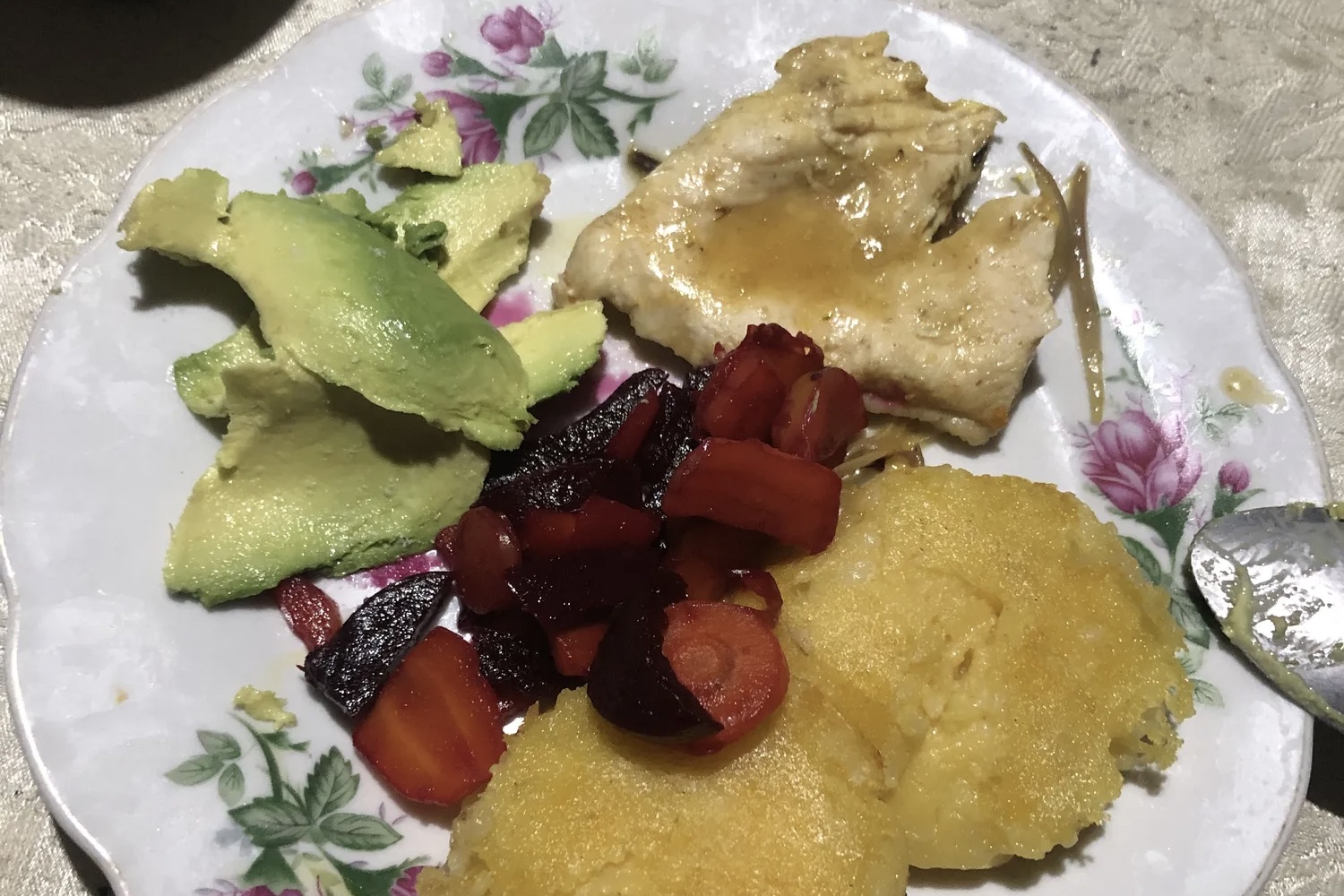 Este jantar típico e nutritivo de frango, abacate, raízes e bolinhos de purê de batata foi todo cultivado, criado e processado na fazenda.