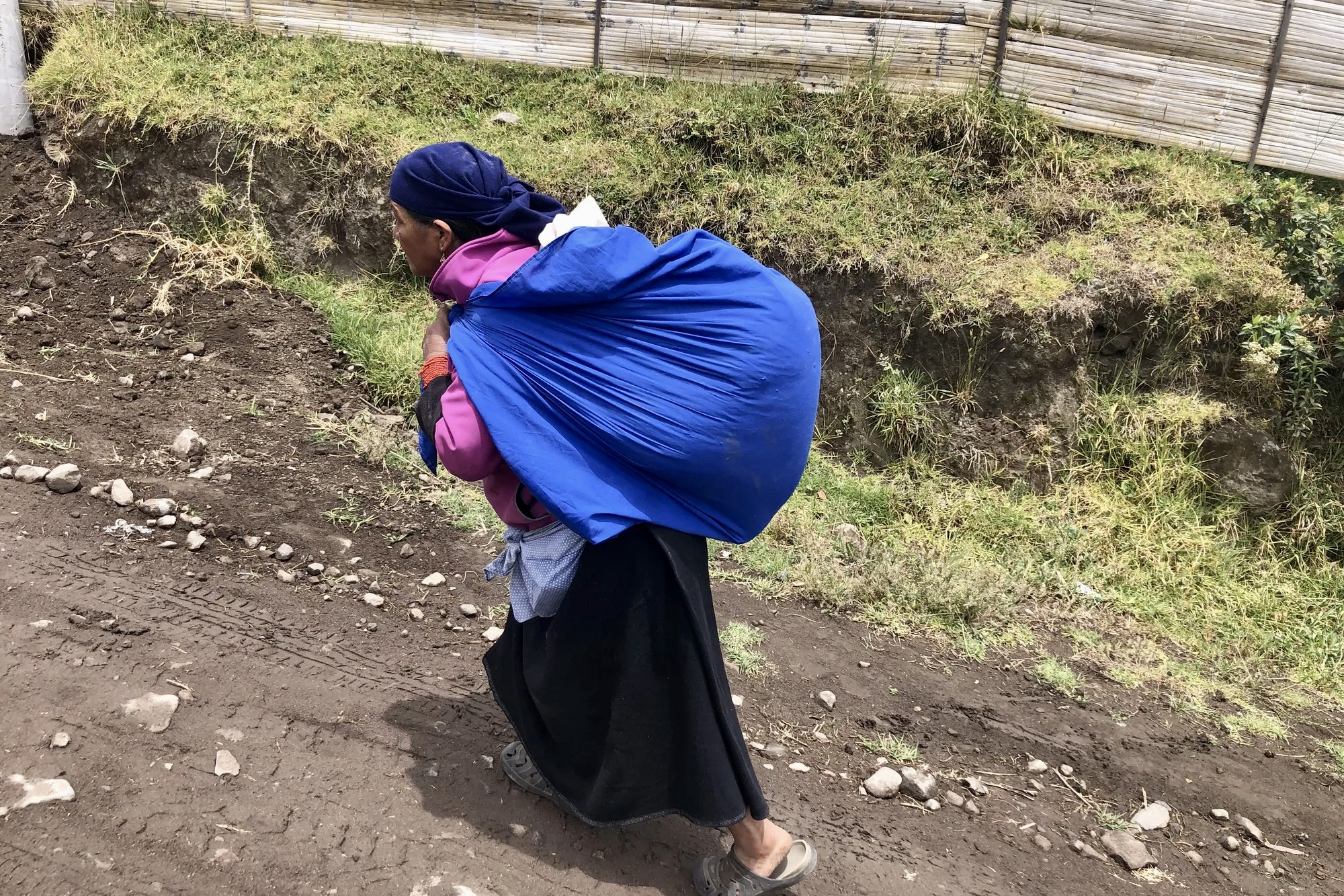 Muitos agricultores carregam cargas pesadas ao longo do dia. O trabalho agrícola pode ser fisicamente exaustivo e exige força e resistência.