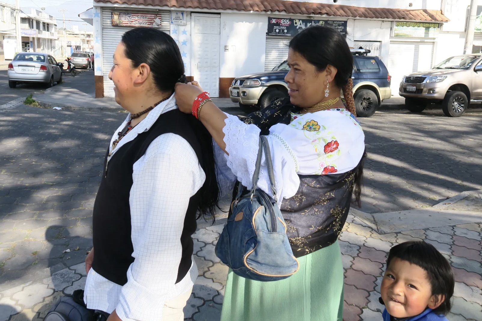 Cabelo, vestimenta e joias são formas de preservar e celebrar a cultura, especialmente para os produtores indígenas de Kurikancha. Cabelos longos, e especialmente tranças, possuem um significado cultural e espiritual significativo para os povos de língua Kichwa.