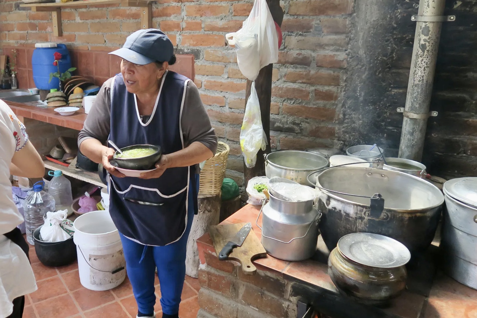 A Plaza de Kurikancha inclui uma cozinha comunitária, onde os membros da comunidade preparam e servem alimentos usando produtos dos agricultores de Kurikancha para compartilhar e vender aos membros da comunidade, fornecendo uma fonte de refeições nutritivas e educação gastronômica.