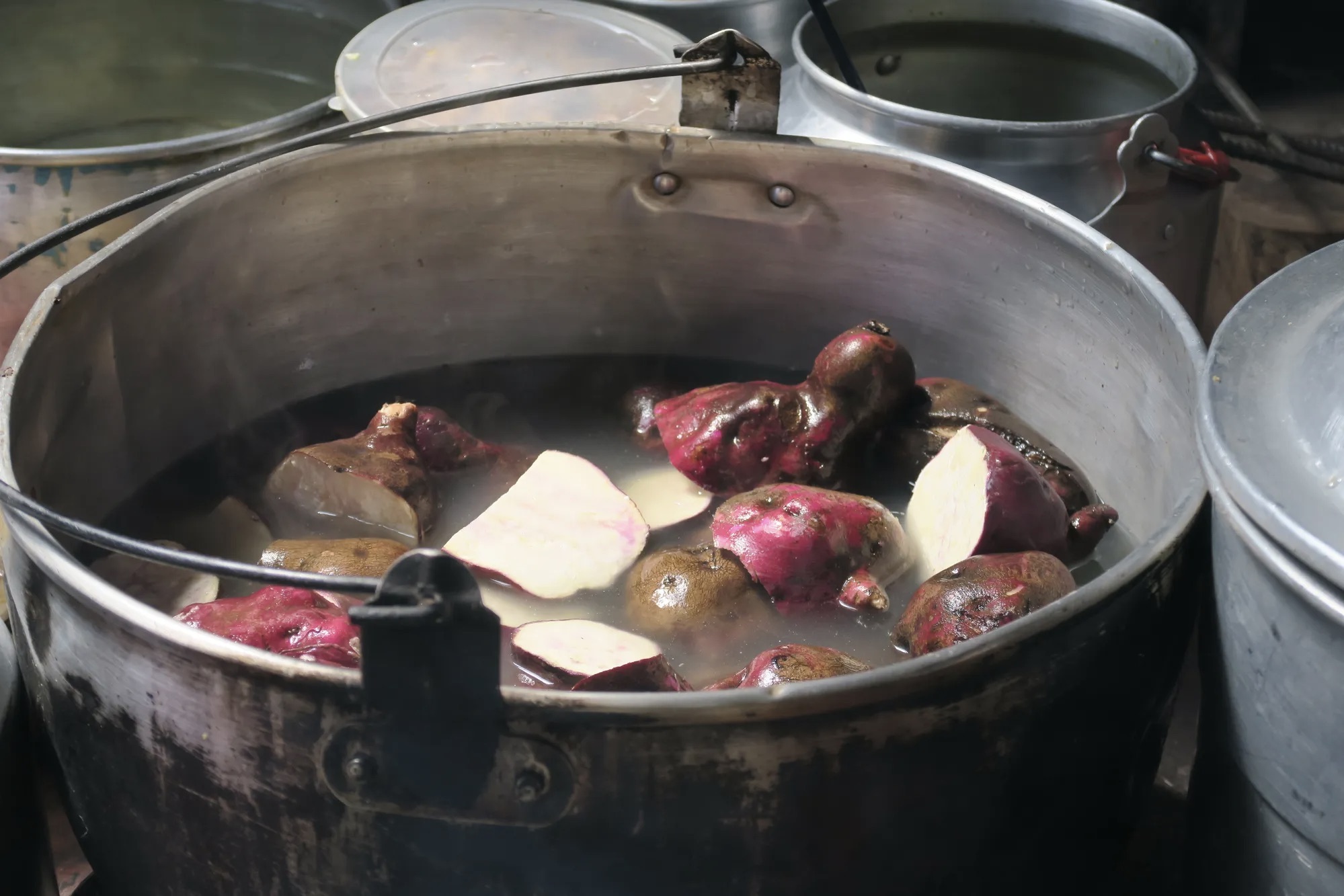 Quando Kurikancha organiza cerimônias, os produtos agrícolas dos agricultores membros são usados ​​para preparar refeições para os participantes da cerimônia na cozinha comunitária de Kurikancha. Aqui, uma panela de batata-doce ferve para uma cerimônia de Kulla Raymi.