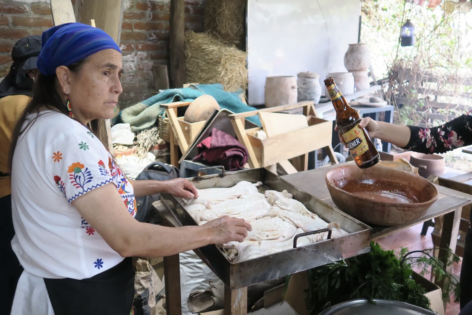 Os consumidores são convidados a ajudar a preparar a comida e a organizar o espaço cerimonial, o que serve como forma de compartilhar os sabores e as tradições da gastronomia e cultura andinas. Aqui, o cuy é preparado com cerveja e assado em um grande forno de barro.