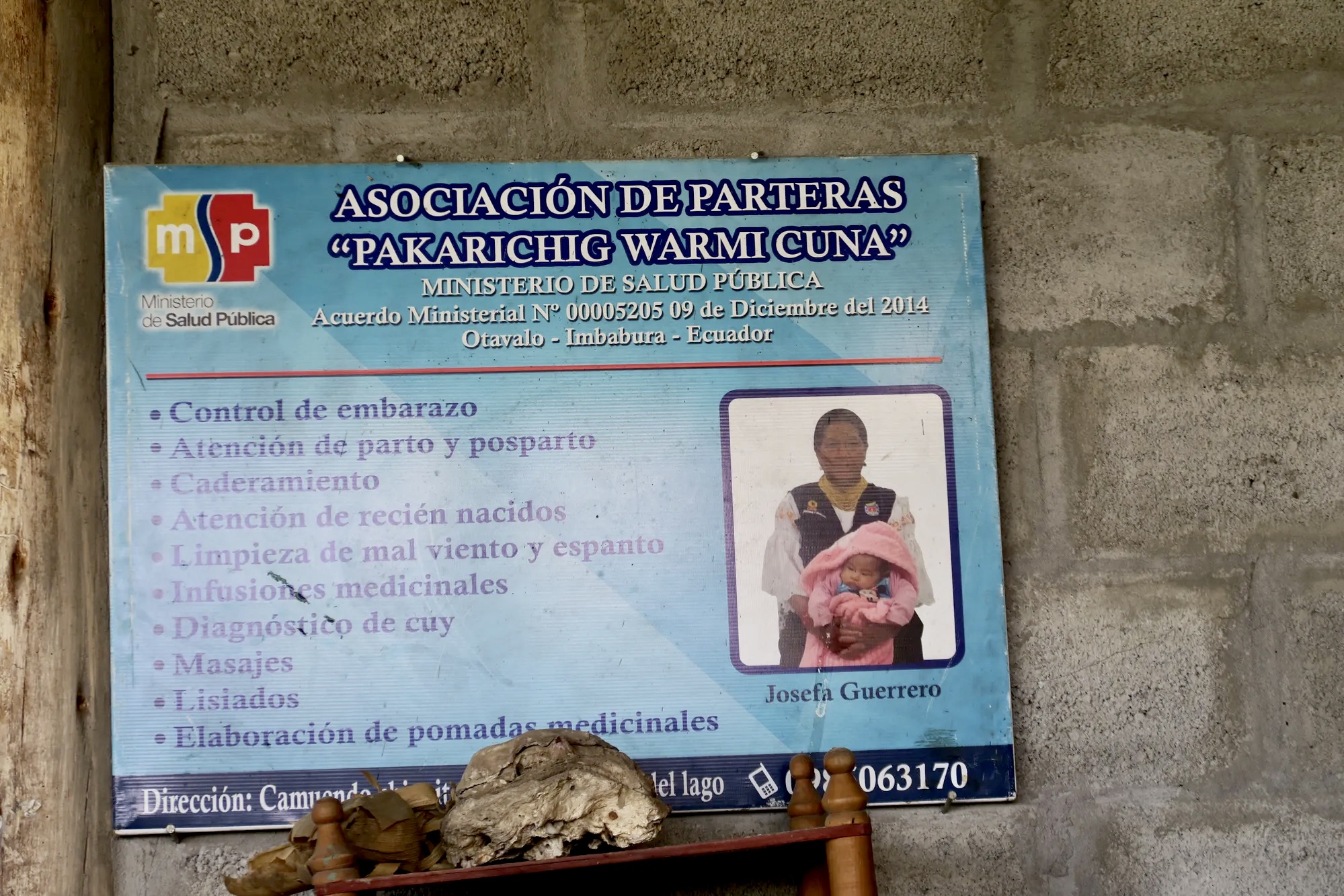 Esta curandeira tradicional, Dona Josefa, é parteira e cultivadora de plantas medicinais. Ela lutou por décadas, em colaboração com outras parteiras, para obter credenciamento e legitimidade para seu trabalho. Agora, ela administra seu próprio consultório em sua casa.