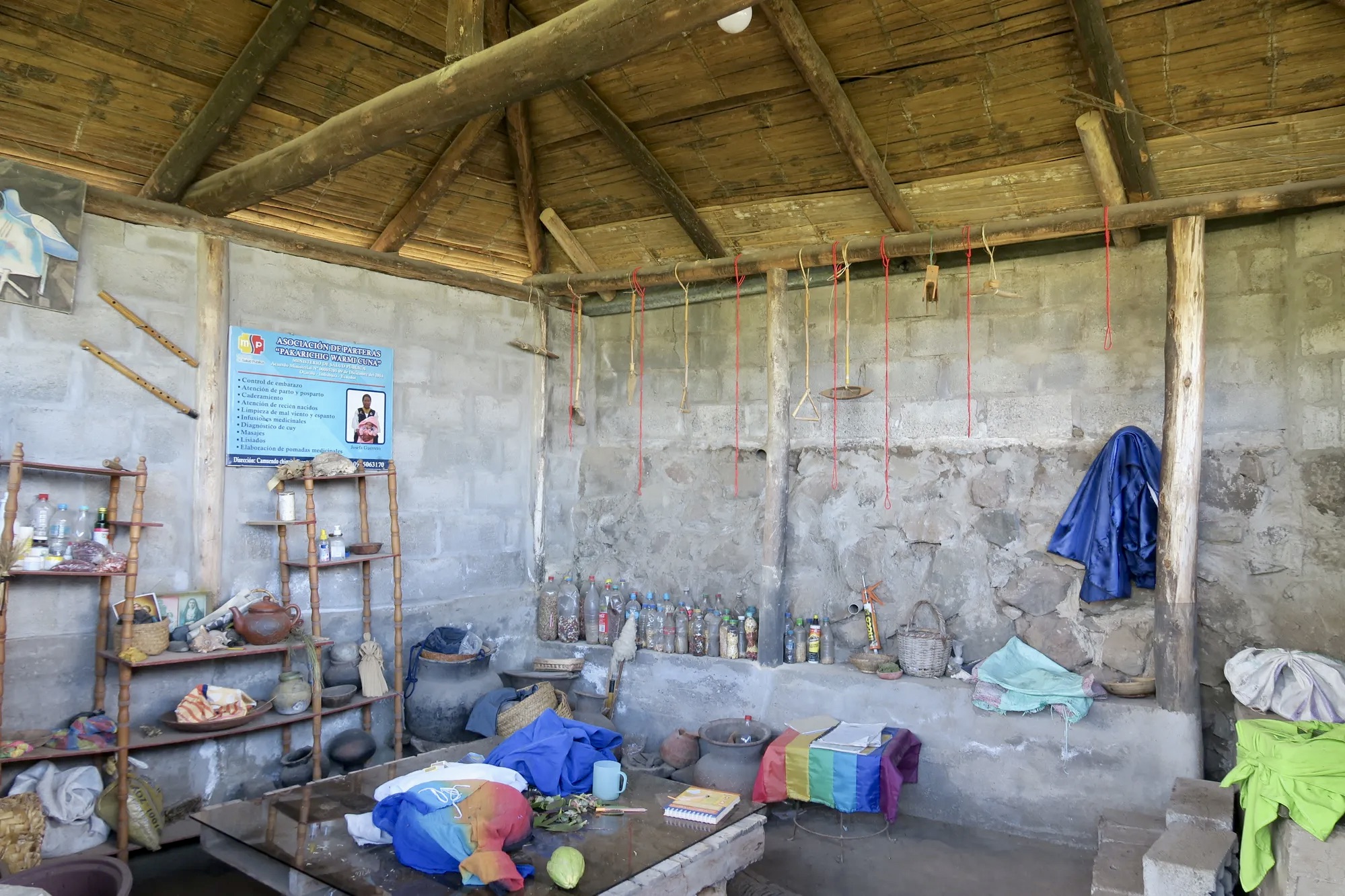 As pacientes são recebidas e tratadas por meio de recomendações verbais, utilizando uma diversidade de plantas medicinais cultivadas no jardim externo.