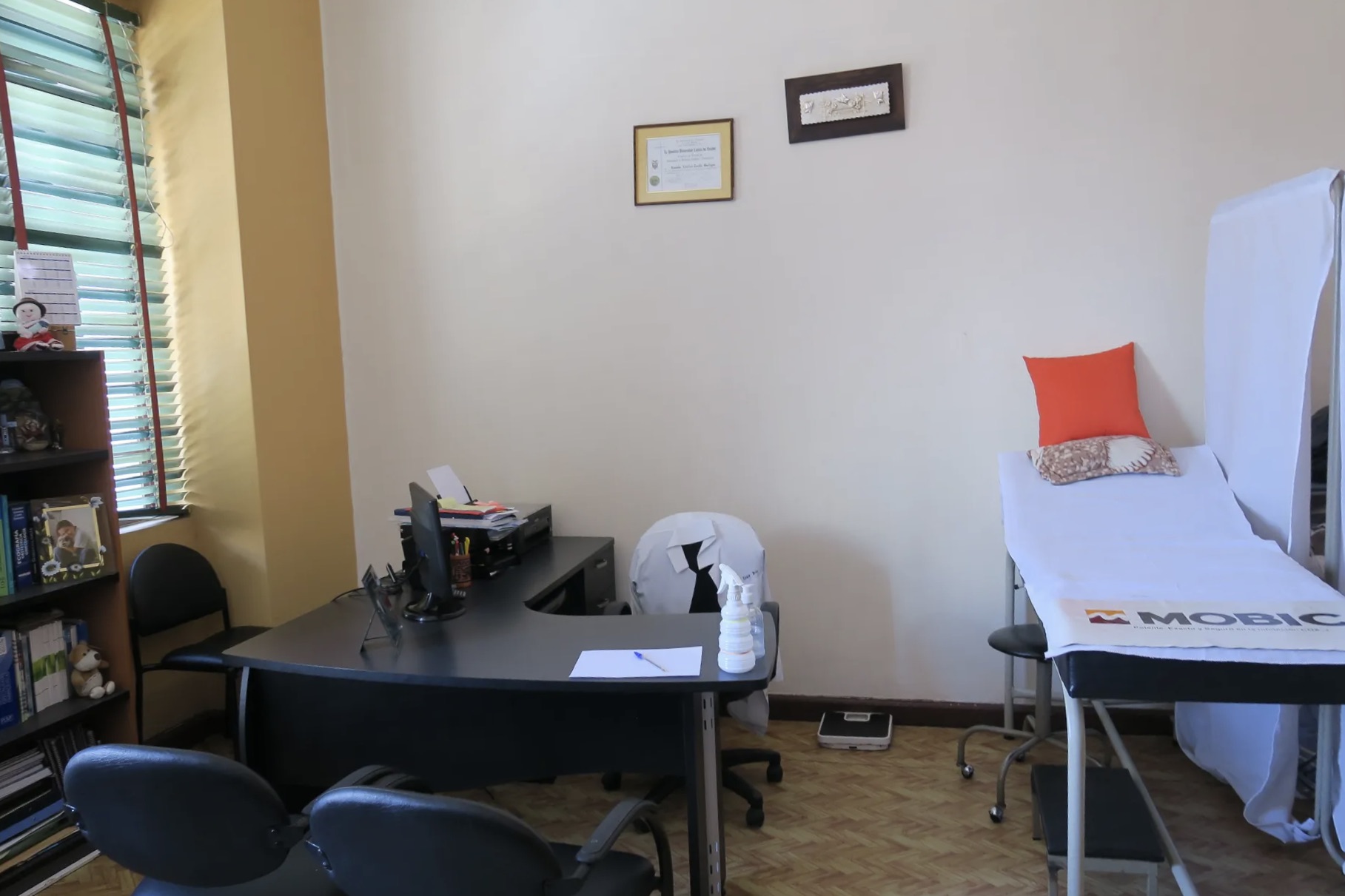 Em La Choza, um restaurante agroecológico e ponto de encontro afiliado a Kurikancha, uma médica residente atende membros da comunidade em seu consultório acima do restaurante e nas casas das pacientes.