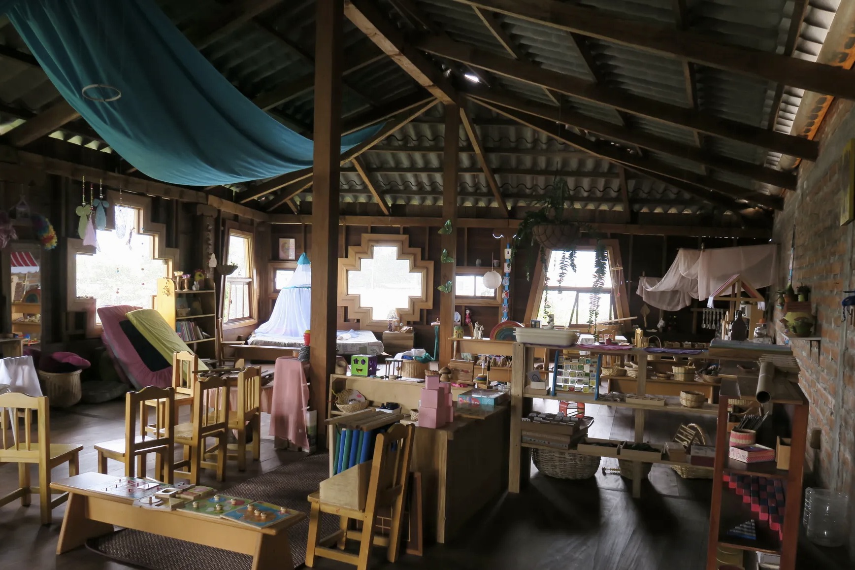 Kurikancha abriga uma escola primária alternativa, El Nido (o ninho), que atende crianças pequenas com a intenção de criar conexão com a terra e a cultura. Educar os jovens é uma parte essencial da preservação da cultura e da manutenção de administradores agroecológicos na terra.